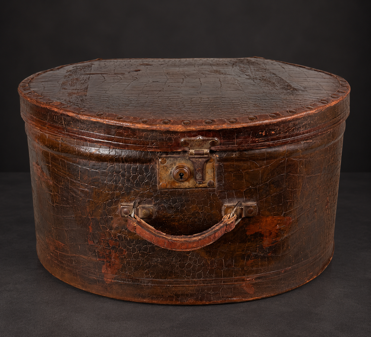 Travel hat case. Early 20th century. Vintage. Shows signs of age.