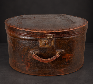 Travel hat case. Early 20th century. Vintage. Shows signs of age.