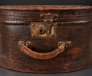 Travel hat case. Early 20th century. Vintage. Shows signs of age.