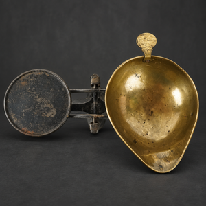 Cast iron scale with brass pan. Ca. 1920. Decorative. Antique.