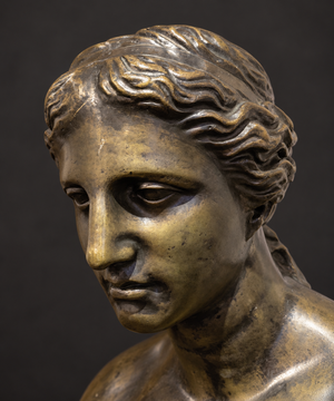 Busto Venus de Milo en bronce patinado. Mediados del siglo XX. Base de bronce integrada. Vintage.
