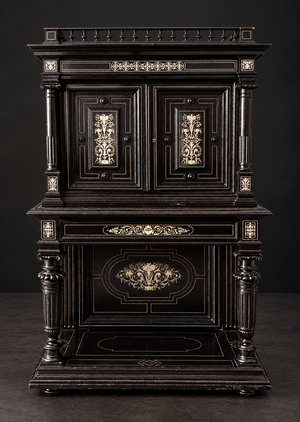 Mueble aparador en madera ebonizada con incrustaciones de hueso Estilo Neorrenacimiento. Ca 1870. Antiguo. Con detalles de conservación.