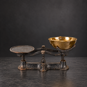 Cast iron scale with brass pan. Ca. 1920. Decorative. Antique.