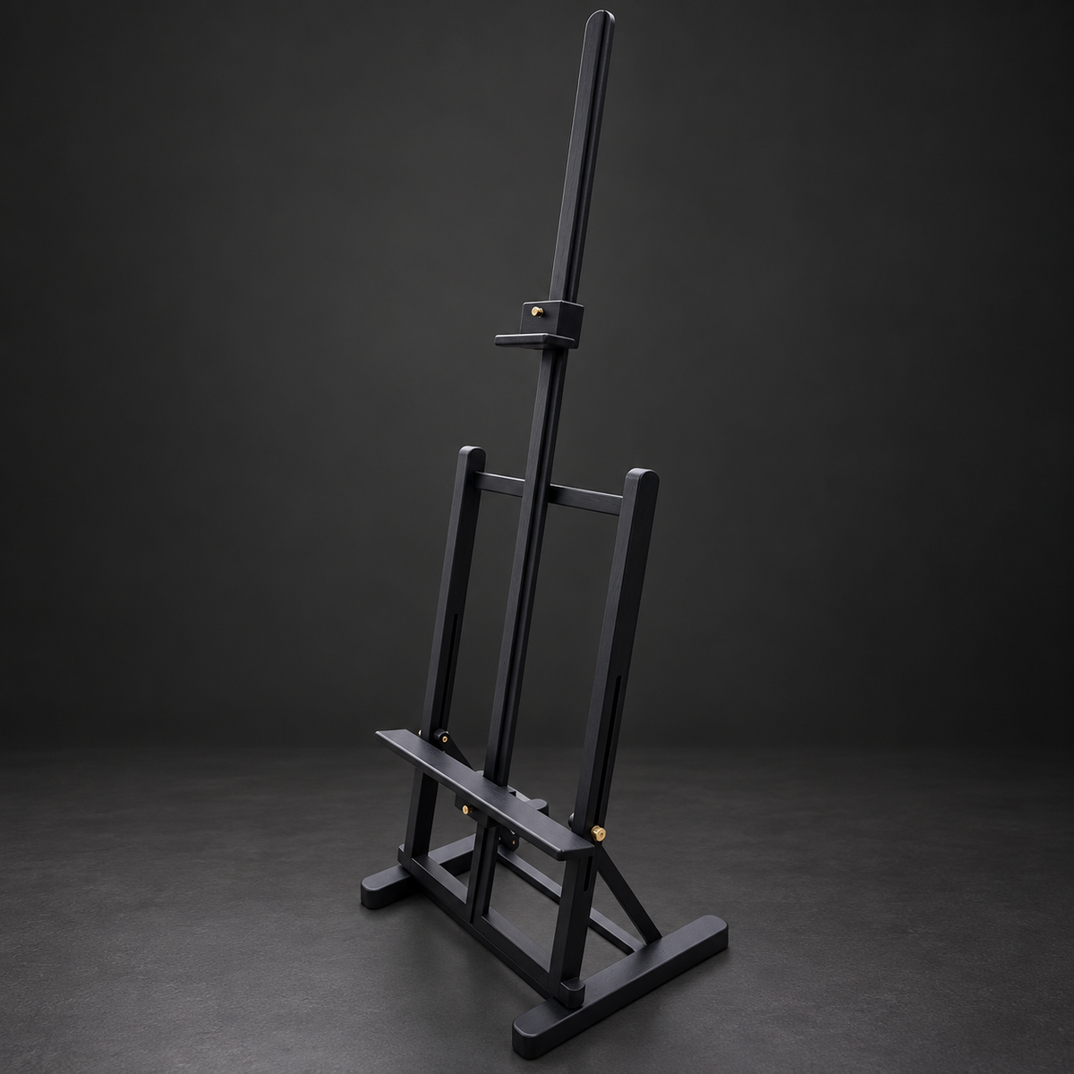 Atril mediano negro. Madera de eucalipto rosado. Nuevo.