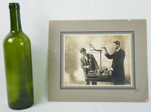 Foto antigua de jóvenes con sismógrafo. Ca. 1910. Marco reciente. Antiguo.