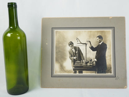 Foto antigua de jóvenes con sismógrafo. Ca. 1910. Marco reciente. Antiguo.