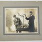 Foto antigua de jóvenes con sismógrafo. Ca. 1910. Marco reciente. Antiguo.
