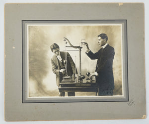 Foto antigua de jóvenes con sismógrafo. Ca. 1910. Marco reciente. Antiguo.