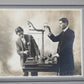 Foto antigua de jóvenes con sismógrafo. Ca. 1910. Marco reciente. Antiguo.