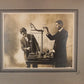 Foto antigua de jóvenes con sismógrafo. Ca. 1910. Marco reciente. Antiguo.
