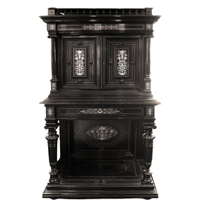 Mueble aparador en madera ebonizada con incrustaciones de hueso Estilo Neorrenacimiento. Ca 1870. Antiguo. Con detalles de conservación.
