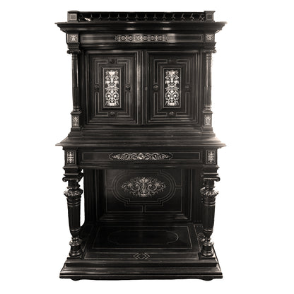 Mueble aparador en madera ebonizada con incrustaciones de hueso Estilo Neorrenacimiento. Ca 1870. Antiguo. Con detalles de conservación.