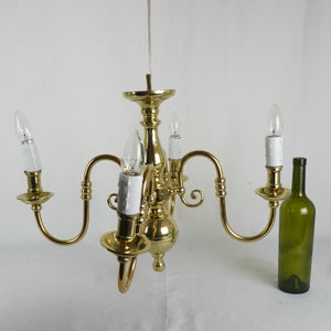Candil estilo holandés de 4 luces en 1 nivel . Fabricado en bronce y latón. Reciente.
