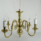 Candil estilo holandés de 4 luces en 1 nivel . Fabricado en bronce y latón. Reciente.