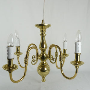 Candil estilo holandés de 4 luces en 1 nivel . Fabricado en bronce y latón. Reciente.