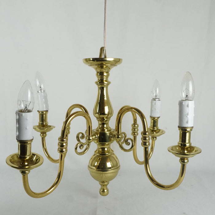Candil estilo holandés de 4 luces en 1 nivel . Fabricado en bronce y latón. Reciente.