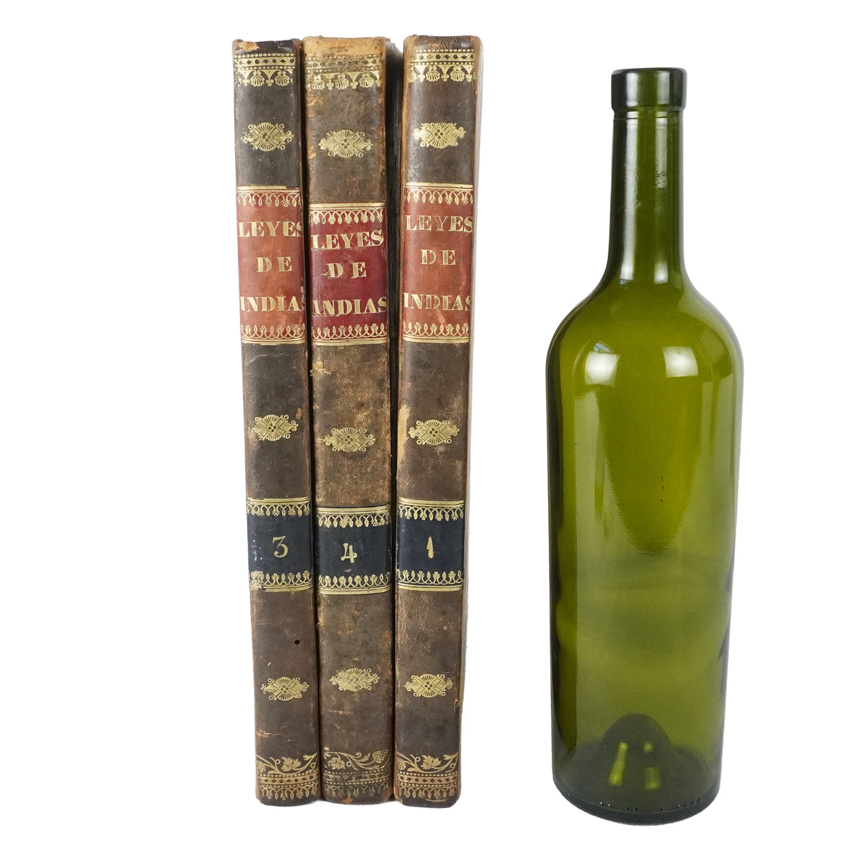 Set de 3 volumenes de "Recopilación de leyes de los reinos de las Indias", presenta el faltante del segundo volumen. Año 1841. Antiguo.
