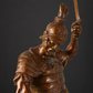 Escultura de guerrero con león de bronce con base de mármol