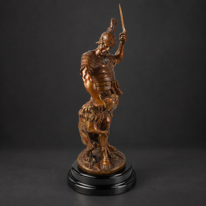 Escultura de guerrero con león de bronce con base de mármol