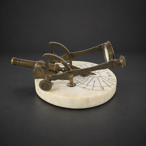 Reloj de sol con cañon de meridiano. Finales del siglo XIX. Decorativo