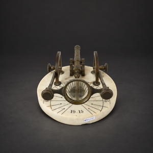 Reloj de sol con cañon de meridiano. Finales del siglo XIX. Decorativo