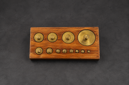 Set de doce pesas métricas de latón para balanza Ca. 1950