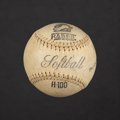 Bola softbol marca Rabbit Modelo H-100 Para uso decorativo