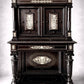 Mueble aparador en madera ebonizada con incrustaciones de hueso Estilo Neorrenacimiento. Ca 1870. Antiguo. Con detalles de conservación.