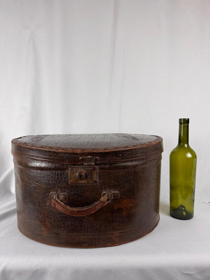 Maleta antigua de viaje para sombrero. Principios del siglo XX. Vintage. Con detalles de conservación.