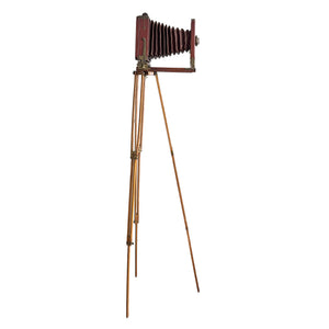 Cámara de fuelle roja con tripie. Decorativa, no funciona. Ca. 1905–1925. Antiguo.