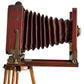 Cámara de fuelle roja con tripie. Decorativa, no funciona. Ca. 1905–1925. Antiguo.