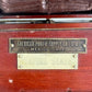 Cámara de fuelle roja con tripie. Decorativa, no funciona. Ca. 1905–1925. Antiguo.