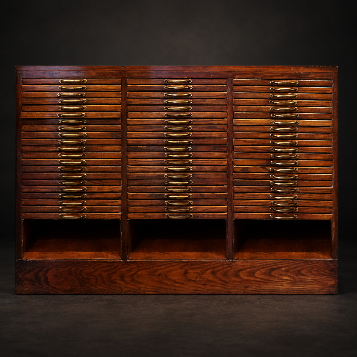 Shop drawer cabinet in pine with oak drawers. Ca. 1940. Vintage.