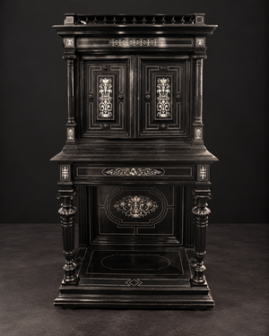 Mueble aparador en madera ebonizada con incrustaciones de hueso Estilo Neorrenacimiento. Ca 1870. Antiguo. Con detalles de conservación.