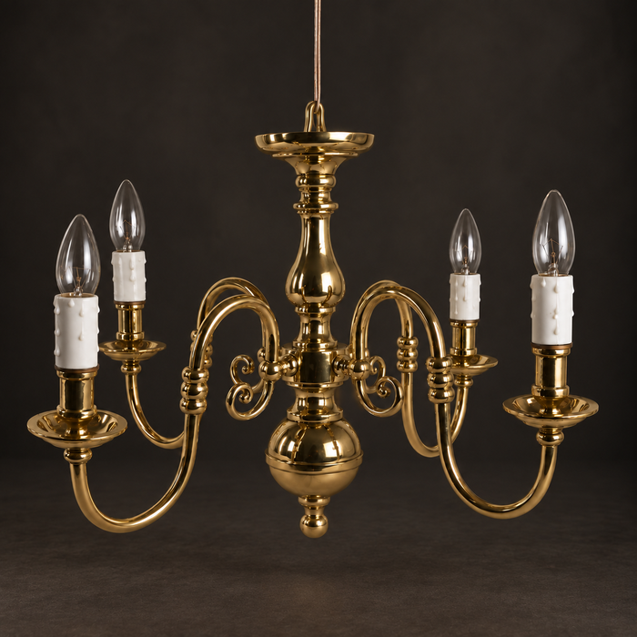 Candil estilo holandés de 4 luces en 1 nivel . Fabricado en bronce y latón. Reciente.